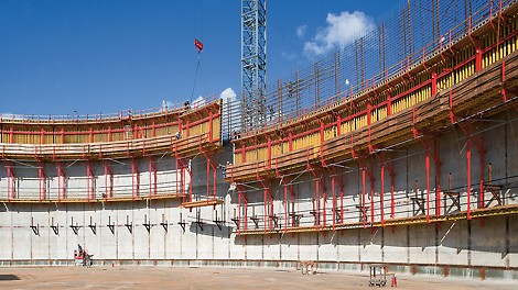 In concreting cycle heights of 4.65 m, the customized pre-assembled VARIO GT 24 girder wall formwork and CB climbing scaffold system were moved by crane in the form of climbing units.