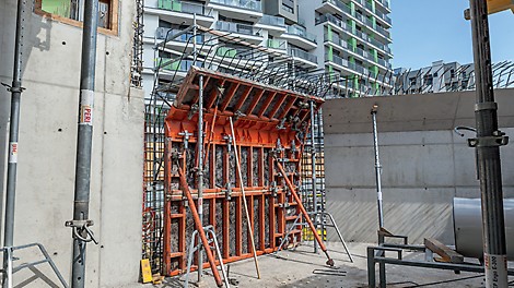 Nasazení kloubového rohu horizontálně na stěnový systém bednění TRIO pro vytvoření lomené stěny.