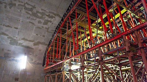 Для опалубливания сводчатого перекрытия применялись шаблоны из фанеры. Они через вставки крепились к SRU ригелям и обшивались фанерой. Благодаря этому решению удалось достичь качественной бетонной поверхности свода туннеля.