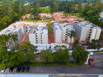 Unidades habitacionais em paredes de concreto executadas com o sistema de formas UNO, que garante uma boa qualidade de acabamento e concretagens diárias. 