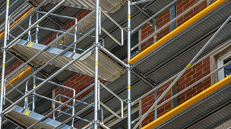 Wohngebäudesanierung Silberhöhe, Halle (Saale): Der am Easy Rahmen und Easy Stiel integrierte Gerüstknoten erlaubte den direkten Anbau der vorgelagerten Gerüsttreppe an das Fassadengerüst – ohne aufwendige Kupplungsarbeiten und ohne Stolperfallen.
