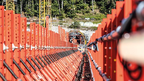 Filstal Bridge, Mühlhausen im Täle, Germany PERI engineers assisted with the construction of the piers, superstructure and tunnel portals using their solution expertise and modular, coordinated formwork and scaffolding systems.