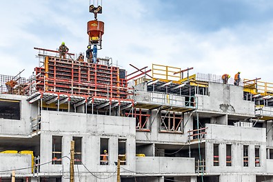 Pri debnení stien systémom TRIO bola bezpečnosť zaistená FB sklápacími lávkami a horizontálne zábradím SKYDECK.