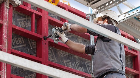 Reduzierter Schalungsaufwand mit MAXIMO: Geankert wird mithilfe der einseitig bedienbaren MX Ankertechnik ohne Mann und ohne zusätzliches Gerüst auf der Gegenseite.