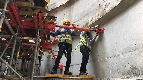 SLS Spindles transfer the horizontal force into the wall