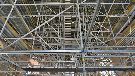 Vnitřní prostorové lešení se schodištěm a podpěrným lešením s přístupy k obvodovým konstrukcím a malbám.