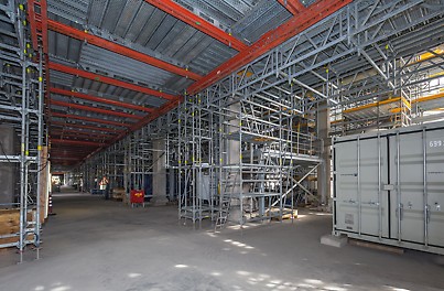 New construction of an acetylene plant, BASF Ludwigshafen The PERI UP Flex modular scaffolding and the VARIOKIT modular construction system can be ideally combined for realising bridging and passageways.
