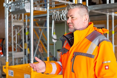 Martin Schäfer und der Alimak STS 300 Innovative Arbeitsmittel wie das neue Gerüsttransportsystem Alimak STS 300 schonen seine Mitarbeiter und optimieren gleichzeitig die Arbeitsprozesse.