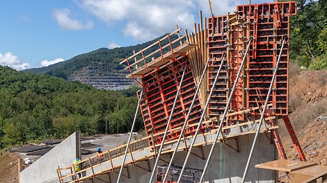 A complex pour with irregular corners, a slope transition, and a wall batter was realized with TRIO. 