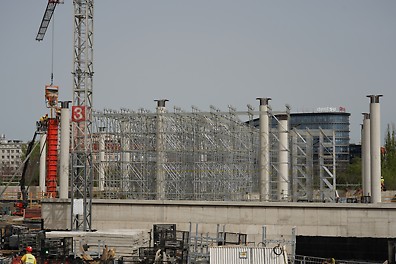 Kruhové sloupové bednění SRS od PERI splnilo vysoké nároky na povrch betonu u 10 metrů vysokých sloupů