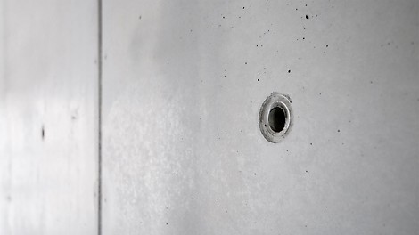 Idealna krawędź otworu po nowym ściągu w systemie deskowania MAXIMO, bez użycia elementów PCV