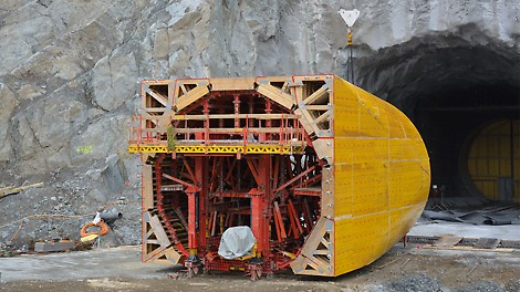 Massgenau vorgefertigte Schalungselemente ermöglichen den Übergang vom runden in einen quadratischen Tunnelquerschnitt.