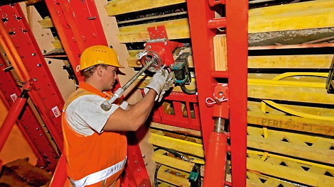 VTC 隧道模板台车 根据需要可以配置混凝土泵接口和外振动器。