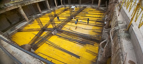 Sistema de encofrado para losas con vigas MULTIFLEX en combinación con la resistente torre de carga ST-100 y puntales PEP-ERGO.