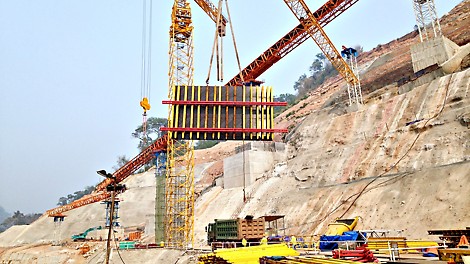 The panels were tailored and then moved by crane to concreting area with large-sized units. 