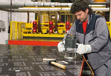 nt. vibreerimisest tekkinud, parandatakse remondivineeriga.<br/>