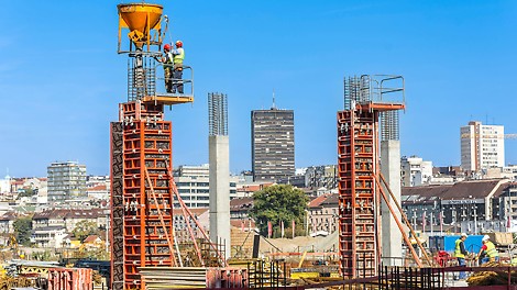 Brza realizacija stubova kvadratnog i pravougaonog poprečnog preseka pomoću TRIO elemenata stubne oplate sa radnom i platformom za betoniranje.