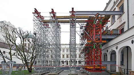 Zabezpieczenie miejsca katastrofy w Zamku Książąt Pomorskich - widok na podparcie na dziedzińcu służące do nasuwania awanbeku