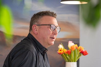 Im Jahr 1994 ist Roger Thora in das Unternehmen seines Vaters eingestiegen und dort ist er nun seit 2002 alleiniger Gesellschafter.