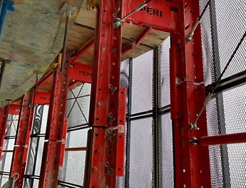 Protection screens The low weight of the screens combined with hydraulic lifting enabled two screens to be cycled simultaneously.