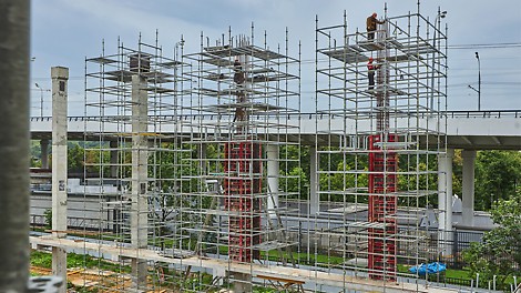 Возведение 18-метровых колонн