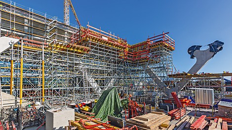 Díky nasazení velkoformátových rámů PERI vyrobených speciálně pro projekt společně s nosníkovým stěnovým bedněním VARIO GT 24 a podpěrným a pracovním lešením PERI UP bylo možné bednit a betonovat šikmé vzpěry včetně styčníků a horního pásu ve 3 záběrech.