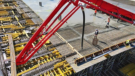 Фанеру Вятка используют в опалубочных системах из-за ее высокой прочности, влагостойкости, легкого веса и плотности ламинации. 