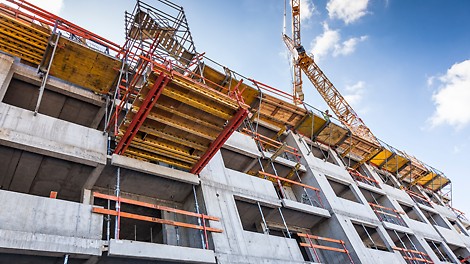 Schodisková veža na plošine VARIOKIT pre výstup pracovníkov.