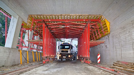 Marchlehnergalerie - PERI Schalungskonzept Das PERI Schalungskonzept bestand aus einem 13,50 m langen Deckenschalwagen mit einer 3,00 m breiten und 4,50 m hohen Durchfahrtsöffnung für den Baustellen- und Durchgangsverkehr.