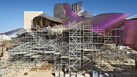 Hotel Marqués de Riscal, Elciego, España - Diseñado por Frank O. Gehry, la complejidad del edificio consiste en numerosos cubículos apoyados entre sí y una cubierta fabricada de titanio que prácticamente flota sobre la estructura.
