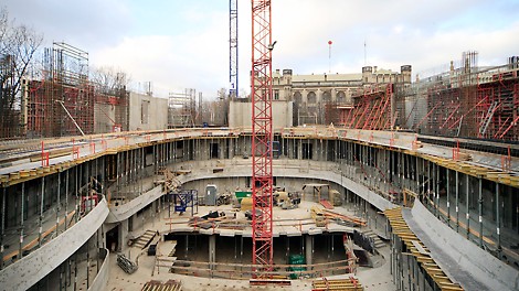 Główna sala koncertowa nabiera kształtów. Podparcie balkonów za pomocą deskowania stropowego MULTIFLEX.