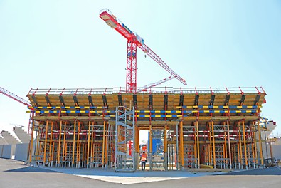 Vue de l'étape 3 Deux ailes convergent au-dessus de l'entrée pour former un voile continu.