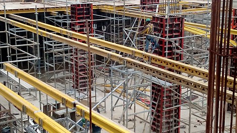 La gran capacidad de carga de la torre ST-100 y los puntales PEP Ergo, garantizaron la seguridad de la obra en todo momento, así como el rendimiento en las faenas de montaje.