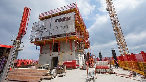 De kern van de kantoortoren hangt in de PERI RCS-C klimkist. Met het RCS-LPS veiligheidsscherm kan er op 3 verdiepingen tegelijkertijd veilig gewerkt worden.