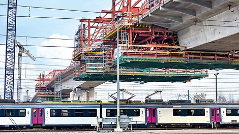 O tráfego ferroviário pesado em uma das estações mais movimentadas da Polônia permaneceu inalterado durante a construção graças ao equipamento balanceado PERI.
