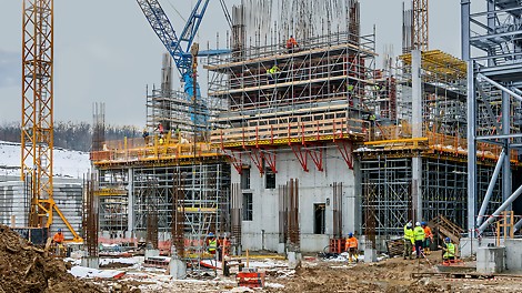 Za oplate ploča i greda na objektu administracije deponije korišćen je MULTIFLEX sistem u kombinaciji sa PERI UP Flex skelom.