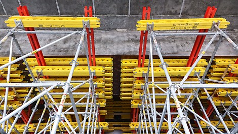 Несущие леса PERI UP Rosett в качестве временных опор в процессе бетонирования пролетных строений.