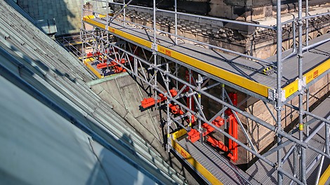 Rusztowanie PERI UP Easy 67 podwieszone nad dachem za pomocą dźwigarów ULA HD oraz konsol Variokit