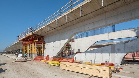 The MULTIPROP Props are characterized by a high load-bearing capacity of up to 90 kN. For forming the platform, aluminium props were used under the slab tables both as individual props and as shoring towers.