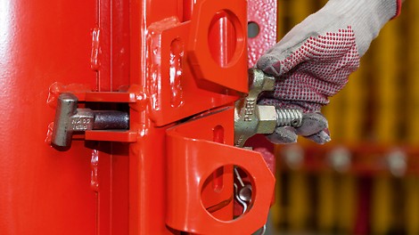 SRS Circular Column formwork The tie yokes with self-cleaning hexagonal thread are permanently connected to the panels and cannot be lost.