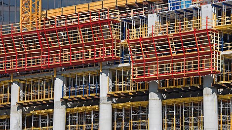 Trump International Hotel & Tower, Chicago, USA - The massive reinforced concrete columns on the north and south sides were quickly realized with the ACS self-climbing system and VARIO wall formwork - and without a crane.