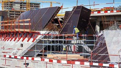 PERI UP Flex served as support shoring for the free-form formwork and provided safe working conditions as large-sized working platforms.