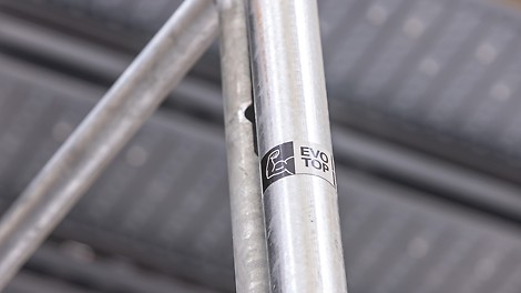The EVOTOP series consists of five new components that facilitate greater heights and higher loads: three verticals and two ledgers for various requirements with an optimised scaffold node. As such, they combine the versatility of modular scaffolds with the high assembly speed required in facade scaffold construction – even in the case of demanding load and width classes.