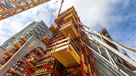 De torenkraan op de bouw had voldoende capaciteit om de 35 ton zware bekisting van PERI in één keer om te zetten.