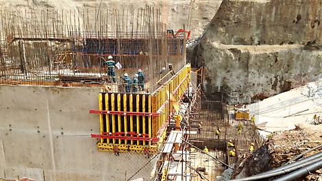The units, consisting of formwork and scaffolding, can be quickly moved by crane to the next concreting cycle. 