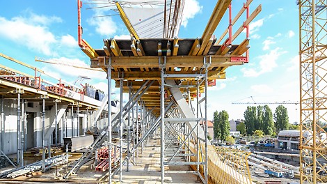 Deskowanie belki dachu szedowego.