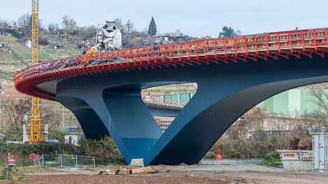 Provedení jako klenbový rámový most se harmonicky přizpůsobuje krajině zdobené vinohrady a zároveň umožňuje štíhlou konstrukci s výškou pouze 1,90 m uprostřed mostu nad hladinou Neckaru.