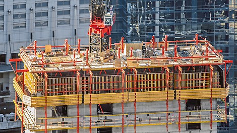 The inherent lack of space influenced all decisions made before and during the project. A high degree of logistical coordination, meticulous advance planning and just-intime delivery of all materials were absolutely essential for successful completion of the project. The building consists of steel structures and a massive, four-cell vertical concrete core that supports the tower. The crane had to be positioned within the core of the building because of the combination of concrete and steel. This meant that the formwork solution had to be adaptable and able to climb without the need for a crane.