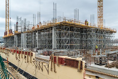 Brza i jednostavna montaža laganih SKYDECK panela doprineli su izuzetno brzom izvođenju međuspratnih konstrukcija.