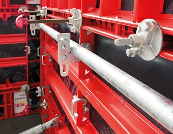 The Scaffold Tube Holder is a straightforward way to align the panels, when no Alignment Clamp is used.